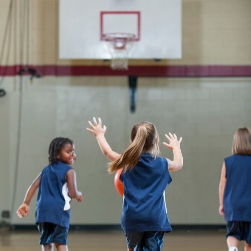niñas jugando al baloncesto